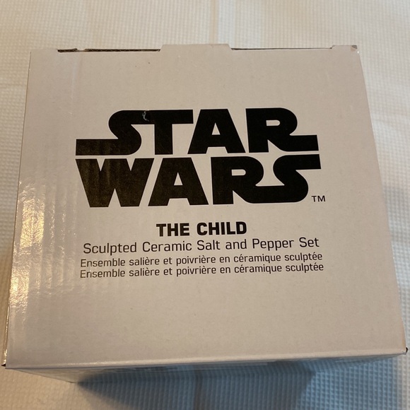 Star Wars The Child Mandalorian Sculpted Ceramic Salt and Pepper Set - Picture 2 of 13